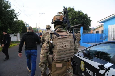 São Leopoldo, RS, BRASIL, 11/05/2023- Polícia faz operação para prender 12 suspeitos envolvidos em pelo menos dez homicídios no Vale do Sinos.  200 agentes que cumprem 31 mandados de busca e 12 de prisão temporária contra uma organização criminosa que atua na região do bairro Arroio da Manteiga, em São Leopoldo.  Foto: Ronaldo Bernardi / Agencia RBS<!-- NICAID(15425676) -->