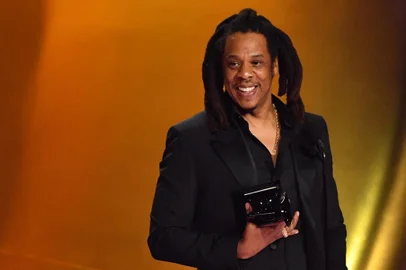 66th Grammy awards - ShowUS rapper Jay-Z accepts the Dr. Dre Global Impact Award on stage during the 66th Annual Grammy Awards at the Crypto.com Arena in Los Angeles on February 4, 2024. (Photo by Valerie Macon / AFP)Editoria: ACELocal: Los AngelesIndexador: VALERIE MACONSecao: celebrityFonte: AFPFotógrafo: STF<!-- NICAID(15669866) -->