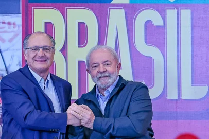 Foto do ex-presidente Luiz Inácio Lula da Silva (PT) e o ex-governador de São Paulo Geraldo Alckmin (PSB) durante o evento de lançamento das diretrizes do plano de governo<!-- NICAID(15129182) -->