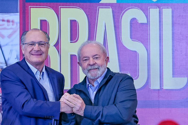Foto do ex-presidente Luiz Inácio Lula da Silva (PT) e o ex-governador de São Paulo Geraldo Alckmin (PSB) durante o evento de lançamento das diretrizes do plano de governo<!-- NICAID(15129182) -->