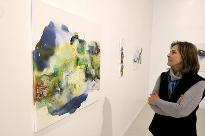 CAXIAS DO SUL, RS, BRASIL. 21.05.2025. Exposição da da artista visual caxiense Mádia Bertolucci chamada "Sussurros D'água", na Galeria de Artes do Ordovás. (Ulisses Castro / Agência RBS).<!-- NICAID(16042814) -->