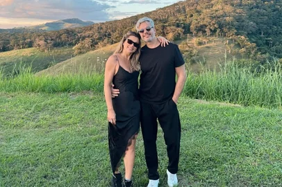 Otaviano Costa e Flavia Alessandra estao vivendo um relacionamento a distancia por conta do trabalho do apresentador.<!-- NICAID(16044026) -->
