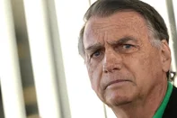 Former Brazilian President Jair Bolsonaro gestures as he speaks to the press at the Federal Senate in Brasilia on July 17, 2025. A prosecutor asked Brazil's Supreme Court on Tuesday to find Bolsonaro guilty of plotting a coup, in closing arguments after a trial that saw US President Donald Trump try to intervene on behalf of his right-wing ally. (Photo by Mateus Bonomi / AFP)Editoria: CLJLocal: BrasíliaIndexador: MATEUS BONOMISecao: coup d'etatFonte: AFPFotógrafo: STR<!-- NICAID(16083123) -->