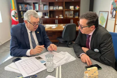 Senador Luis Carlos Heinze (PP-RS) em reunião com gerente de desenvolvimento da Infra SA, Rone Barbosa<!-- NICAID(15834989) -->
