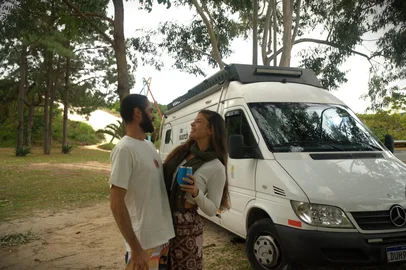 casal percorrendo litoral do rs de motorhome<!-- NICAID(16347571) -->
