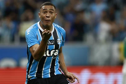 Jeff Botega / Agencia RBS PORTO ALEGRE, RS, BRASIL, 25-11-2025: Grêmio vs Palmeiras, pelo Campeonato Brasileiro Série A 2025, na Arena. Na foto, o jogador do Grêmio, Carlos Vinícius. Foto: Jeff Botega/Agência RBS<!-- NICAID(16174511) -->