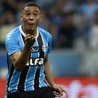 PORTO ALEGRE, RS, BRASIL, 25-11-2025: Grêmio vs Palmeiras, pelo Campeonato Brasileiro Série A 2025, na Arena. Na foto, o jogador do Grêmio, Carlos Vinícius. Foto: Jeff Botega/Agência RBS<!-- NICAID(16174511) -->