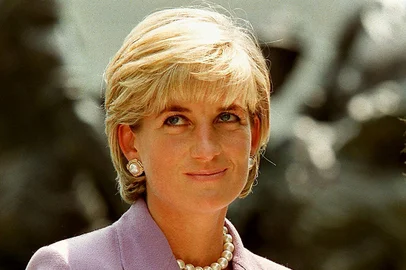 20 anos da morte da princesa Diana. Lady Diana morreu na noite de 31/08/1997, em um acidente de carro dentro do túnel da Ponte de I'Alma, em Paris, na França. (FILES) This file photo taken on June 17, 1997 shows Britain's Diana, Princess of Wales (L), at a ceremony at Red Cross headquarters in Washington, to call for a global ban on anti-personnel landmines.Two decades on from the death of princess Diana, her sons Princes William and Harry are working to keep her legacy alive with unusually emotional tributes after years of official silence. William was 15 and Harry 12 when Diana died in a car crash in Paris on August 31, 1997. / AFP PHOTO / JAMAL A. WILSONEditoria: HUMLocal: WashingtonIndexador: JAMAL A. WILSONSecao: peopleFonte: AFPFotógrafo: STR<!-- NICAID(13098149) -->