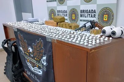 Dupla é presa com arma, munições e drogas em capela de Paraí<!-- NICAID(15960572) -->