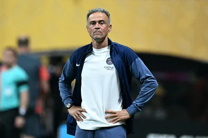 O técnico espanhol do Paris Saint-Germain, Luis Enrique, reage durante a partida de futebol das quartas de final da Copa do Mundo de Clubes<!-- NICAID(16074097) -->