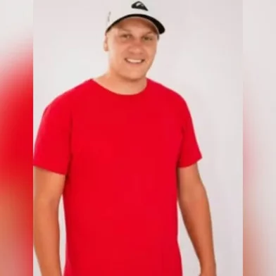 O velório de um jovem foi interrompido nesta quinta-feira (12), em Encantado, na Região dos Vales. A Polícia Civil determinou a realização de necropsia no corpo de Jeferson Rodrigues Führ, 21 anos, que morreu na quarta-feira (10) após sofrer um choque elétrico. Para que o procedimento fosse realizado, a cerimônia, já em andamento, precisou ser pausada.