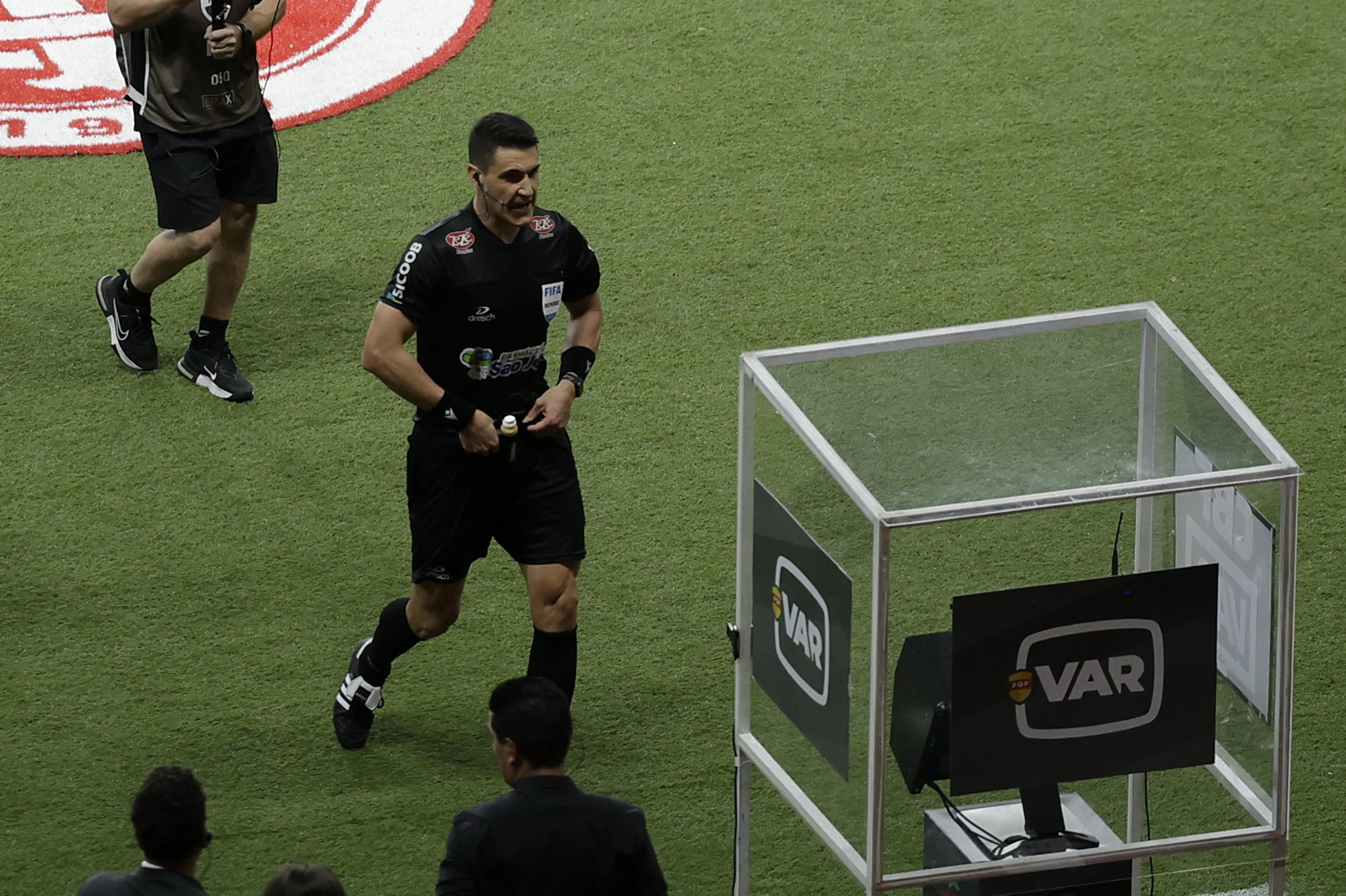 Indigna&ccedil;&atilde;o com a arbitragem e reconhecimento &agrave; torcida marcam o p&oacute;s-Gre-Nal pelo Inter