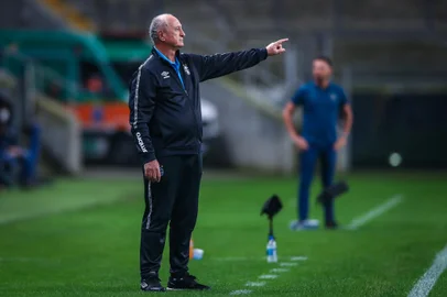 Gremio x BahiaRS - FUTEBOL/CAMPEONATO BRASILEIRO 2021 /GREMIO X BAHIA- ESPORTES - Lance da partida entre Gremio e Bahia disputada na noite deste sabado, na Arena do Gremio, em partida valida pela Campeonato Brasileiro 2021. Felipão observa o jogo. FOTO: LUCAS UEBEL/GREMIO FBPAEditoria: SPOLocal: Porto AlegreIndexador: Lucas UebelSecao: futebolFonte: Gremio.netFotógrafo: Gremio x Bahia<!-- NICAID(14869138) -->