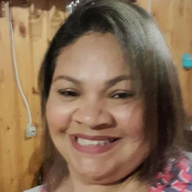Mãe de dois filhos e avó, Luciana Leonardo Batista é lembrada pela família como uma mulher trabalhadora e de "coração imenso". No último sábado (2), ela foi morta a facadas pelo ex-companheiro, em Três Coroas, no Vale do Paranhana, aos 49 anos.<!-- NICAID(15535354) -->