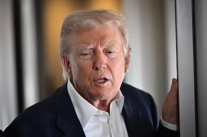 US President Donald Trump speaks to reporters aboard Air Force One en route to Rome on April 25, 2025 to attend the funeral of Pope Francis. (Photo by MANDEL NGAN / AFP)Editoria: POLLocal: In the airIndexador: MANDEL NGANSecao: politics (general)Fonte: AFPFotógrafo: STF<!-- NICAID(16024810) -->