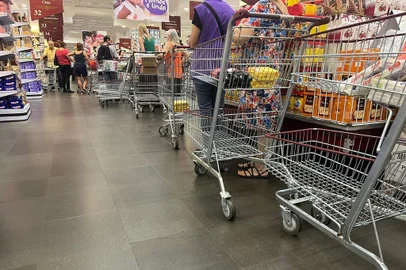 Desabastecimento de supermercados em Porto Alegre.<!-- NICAID(15757327) -->