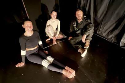 Cia Matheus Brusa participa da mostra competitiva no 39º Festival de Dança de Joinville, em Santa CatarinaA Manuela está no chão, sentada ("Dominó") e a Ana Carolina na caixa ("O Outro Nascimento"). Ao lado delas, o diretor da Cia, Matheus Brusa.<!-- NICAID(15149375) -->