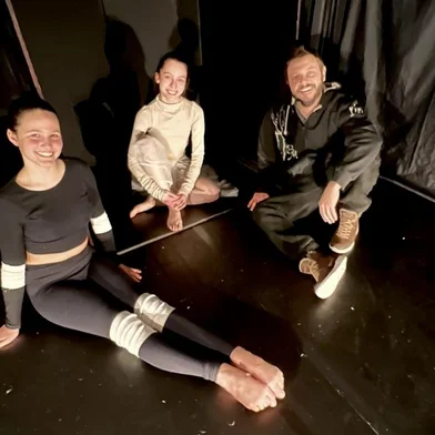Cia Matheus Brusa participa da mostra competitiva no 39º Festival de Dança de Joinville, em Santa CatarinaA Manuela está no chão, sentada ("Dominó") e a Ana Carolina na caixa ("O Outro Nascimento"). Ao lado delas, o diretor da Cia, Matheus Brusa.<!-- NICAID(15149375) -->