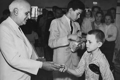 Dr. Mário Totta entrega presente para criança na Santa Casa de Porto Alegre no Natal de 1945<!-- NICAID(16273744) -->