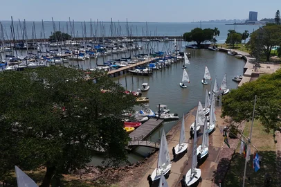 Jeff Botega / Agencia RBS Porto Alegre, RS, Brasil – Regatas do Campeonato Centro Sul Americano da classe ILCA movimentam o Guaíba, em frente ao clube Veleiros do Sul, reunindo velejadores de diversos países da América Latina em uma das principais competições continentais da vela.<!-- NICAID(16238788) -->