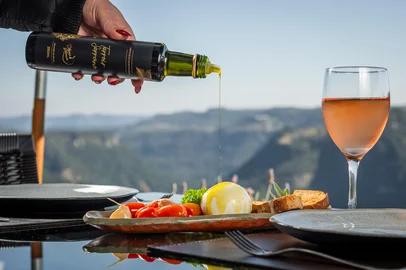 A qualidade da produção do Olivas de Gramado foi reconhecida pelo Governo do Estado. O azeite de oliva extravirgem Terroir Serrano está apto a receber o Selo Produtos Premium Origem e Qualidade RS, da Secretaria Estadual de Inovação, Ciência e Tecnologia.  <!-- NICAID(16095465) -->