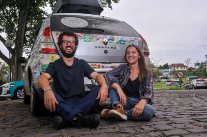 BENTO GONÇALVES, RS, BRASIL, 18/10/2023. Casal aventureiro viajante que passou mais de 800 dias viajando em um Sandero 1.0 por todo o Brasil. João Paulo Mileski e Carina Furlanetto. (Neimar De Cesero/Agência RBS)Indexador: NEIMAR DE CESERO<!-- NICAID(15573422) -->