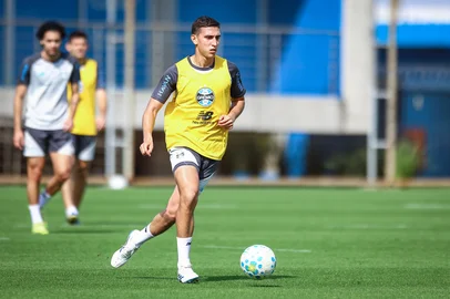 Treino GremioRS - FUTEBOL/ TREINO GREMIO 2026 - ESPORTES - Jogadores do Gremio realizam treino tÃ©cnico durante a manha desta quinta-feira, no CT Luiz Carvalho, na preparaÃ§Ã£o para partida valida pelo Campeonato Brasileiro 2026. FOTO: LUCAS UEBEL/GREMIO FBPAEditoria: SPOLocal: Porto AlegreIndexador: Lucas UebelSecao: futebolFonte: Gremio.netFotógrafo: Treino Gremio<!-- NICAID(16347680) -->