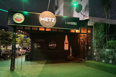 Conhecido por movimentar a vida noturna do bairro Rio Branco, o Metz Bar, foi novamente interditado pela prefeitura de Porto Alegre. A medida começou a valer em 1º de maio e ainda não há data para reabertura. De acordo com a Secretaria Municipal de Segurança (SMSEG), a interdição cautelar acontece após "reiteradas denúncias" relacionadas a poluição sonora, obstrução do passeio público e funcionamento em desacordo com o alvará de licença.<!-- NICAID(16286417) -->