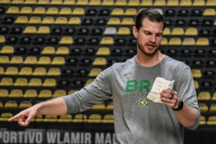 Tiago Splitter Houston Rockets Tiago Splitter projeta treinar seleção e explica por que está difícil ...
