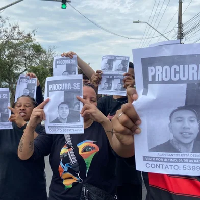 Jovem desapareceu após descer de carro de amigos.
