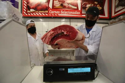 CAXIAS DO SUL, RS, BRASIL (03/02/2021)A reportagem fez uma verificação de como está o valor das carnes nos açougues de mercados, sacolões e casas de carnes da cidade. Um dos cortes mais caros é a picanha que chegou a ser encontrada por R$ 74,99.(Antonio Valiente/Agência RBS)<!-- NICAID(14706039) -->