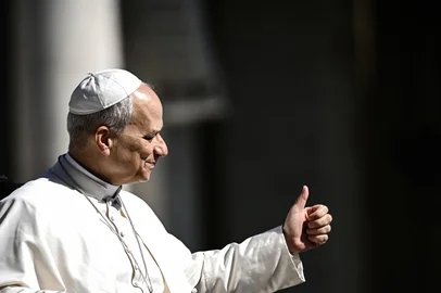Pope Leo XIV does a thumb up towards the faithfuls as he arrives on the Pope-mobile in St Peter's Square at the Vatican, prior to lead his weekly general audience on April 29, 2026. (Photo by Filippo MONTEFORTE / AFP)<!-- NICAID(16279714) -->