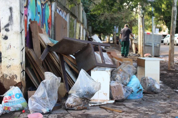 Calçadas do bairro registram acúmulo de lixo.