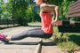 Woman in sportswear doing exercise on triceps on a park benchFonte: 120480868<!-- NICAID(15525118) -->