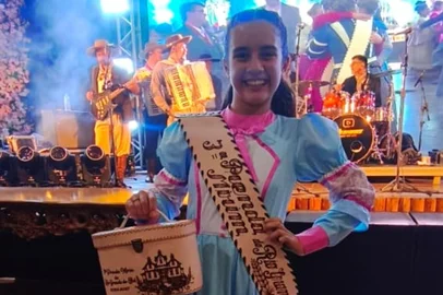 A caxiense Sophia Schleder Scapin, de 12 anos, conquistou o título de 3ª Prenda Mirim do Rio Grande do Sul, na gestão 2026/2027. Representando a 25ª Região Tradicionalista e o GTCN Velha Carreta, de Caxias do Sul, a jovem garantiu o seu lugar no pódio durante a 55ª Ciranda Cultural de Prendas. O concurso ocorreu em Erechim entre quinta-feira (21) a sábado (23), mas o resultado foi divulgado neste domingo (24). <!-- NICAID(16292345) -->