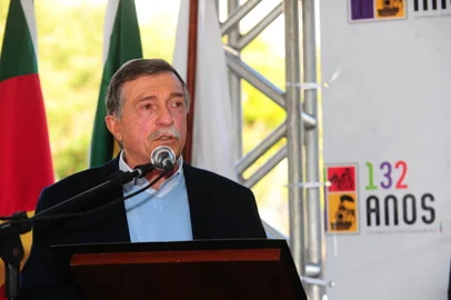 CAXIAS DO SUL, RS, BRASIL, 20/06/2022. Comemoração do 132º aniversário de Caxias do Sul. Um bolo foi distribuído na Praça Dante Alighieri além de atrações artísticas. Na foto, prefeito Adiló Didomenico. (Porthus Junior/Agência RBS)<!-- NICAID(15128265) -->