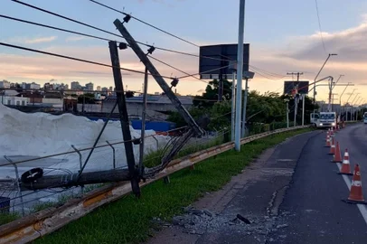 A prefeitura de Porto Alegre informou, no final da tarde desta quarta-feira (3), que as estações de bombeamento de água Moinhos de Vento e São João, localizadas na Rua Voluntários da Pátria, no Centro Histórico, estão paradas por falta de energia elétrica. A queda de luz ocorreu após um caminhão que circulava pela Avenida Castelo Branco colidir em um poste na região. Com isso, pode faltar água em até 48 bairros da Capital (veja a lista abaixo) ainda nesta noite, segundo o Executivo municipal.<!-- NICAID(15640859) -->