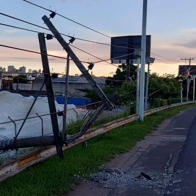 A prefeitura de Porto Alegre informou, no final da tarde desta quarta-feira (3), que as estações de bombeamento de água Moinhos de Vento e São João, localizadas na Rua Voluntários da Pátria, no Centro Histórico, estão paradas por falta de energia elétrica. A queda de luz ocorreu após um caminhão que circulava pela Avenida Castelo Branco colidir em um poste na região. Com isso, pode faltar água em até 48 bairros da Capital (veja a lista abaixo) ainda nesta noite, segundo o Executivo municipal.<!-- NICAID(15640859) -->