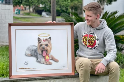 exposição de Andrey Visoná no Shopping Villagio Caxias. É a primeira mostra dele em público. Ele pinta imagens de pets com lápis de cor no estilo de arte realista super detalhada.<!-- NICAID(15799959) -->