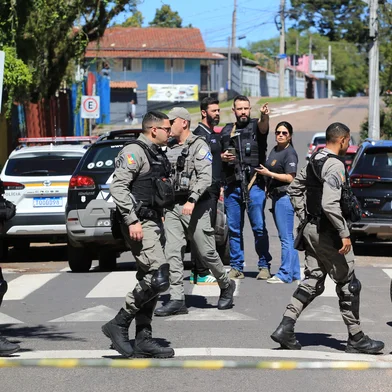 PORTO ALEGRE, RS, BRASIL, 29-09-2025: A área foi isolada para trabalho da perícia e da polícia após homicídio na Avenida Capivari, no bairro Cristal, na manhã desta segunda-feira (29/9/2025). Local fica em frente à EMEF Loureiro da Silva.  Foto: Ronaldo Bernardi/Agência RBS<!-- NICAID(16135049) -->