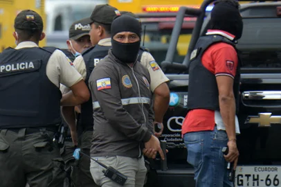 Ecuadorean police members take position outside the premises of Ecuador's TC television channel after unidentified gunmen burst into the state-owned television studio live on air on January 9, 2024, in Guayaquil, Ecuador, a day after Ecuadorean President Daniel Noboa declared a state of emergency following the escape from prison of a dangerous narco boss. Gunshots rang out on live TV in violence-torn Ecuador as armed men carrying rifles and grenades stormed the studio shortly after gangsters vowed a "war" against the president's plans to reclaim control from "narcoterrorists". (Photo by STRINGER / AFP)Editoria: POLLocal: GuayaquilIndexador: STRINGERSecao: security measuresFonte: AFPFotógrafo: STR<!-- NICAID(15646130) -->