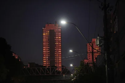 CAXIAS DO SUL, RS, BRASIL, 19/05/2023. Iluminação nas ruas e avenidas de Caxias ará a ser em LED após concessão do serviço para empresa. A formalização do serviço depende de etapas e prazos legais que, se forem cumpridos sem imprevistos, vão permitir iniciar a modernização das luminárias da cidade no começo de 2024. A atuação da empresa contratada, porém, pode ocorrer ainda neste ano, com reparos na rede atual. Na foto, postes de iluminação pública na rua Pinheiro Machado. (Porthus Junior/Agência RBS)Indexador: Porthus Junior                  <!-- NICAID(15433516) -->