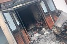 Um raio atingiu uma residência nesta segunda-feira (29) em Taquara, no Vale do Paranhana, causando um incêndio grave, no bairro Empresa. De acordo com a Defesa Civil, a descarga elétrica derreteu eletrodomésticos e queimou a cozinha e a sala da família.<!-- NICAID(15748534) -->
