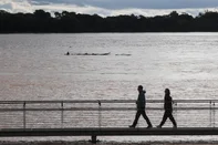 PORTO ALEGRE, RS, BRASIL, 21-06-2025: Chuva dá trégua mas Guaíba atinge 3,12m e tem margem tomada por detritos. Após semana de chuva intensa nível do Guaíba segue em elevação com entrada das águas dos rios Taquari e Jacuí. Foto: Jonathan Heckler/Agência RBS<!-- NICAID(16064796) -->