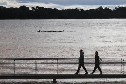 PORTO ALEGRE, RS, BRASIL, 21-06-2025: Chuva dá trégua mas Guaíba atinge 3,12m e tem margem tomada por detritos. Após semana de chuva intensa nível do Guaíba segue em elevação com entrada das águas dos rios Taquari e Jacuí. Foto: Jonathan Heckler/Agência RBS<!-- NICAID(16064796) -->