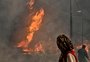Incêndios perto de Atenas, na Grécia, levam à evacuação de áreas costeiras