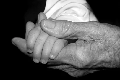 Estudo recentemente divulgado na publicação científica The Lancet revela que metade da população atual de bebês chegará aos 100 anos — pelo menos os nascidos nos países ricos. De acordo com Kaare Christensen, coordenadora das pesquisas realizadas em uma universidade da Dinamarca, a expectativa de vida vem aumentando em ritmo acelerado e exigindo que a sociedade se prepare para um novo arranjo entre jovens e velhos. 18/08/2010<!-- NICAID(5475663) -->