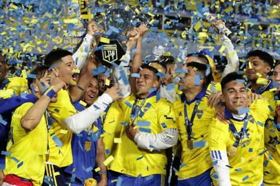 Players of Boca Juniors celebrate with the trophy after winning the Argentine Professional Football League tournament, after tying 2-2 with Independiente at La Bombonera stadium in Buenos Aires, on October 23, 2022. (Photo by Alejandro PAGNI / AFP)<!-- NICAID(15244322) -->