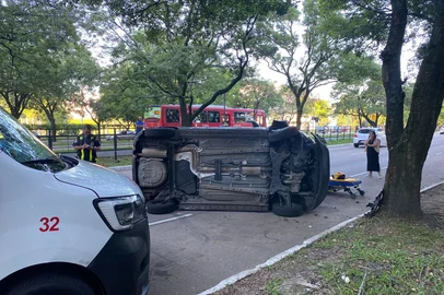 Veículo tomba na Avenida Erico Veríssimo, em Porto Alegre