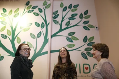 PORTO ALEGRE, RS, BRASIL - 2024.10.17: Transplante de órgãos: Instituto Via Vida está em sede nova. Na foto, Maria Lúcia Kruel Elbern, Noemia Saltz Gensas e Clarisa Wolff Garcez. (Foto: Renan Mattos/ Agência RBS)<!-- NICAID(15892871) -->